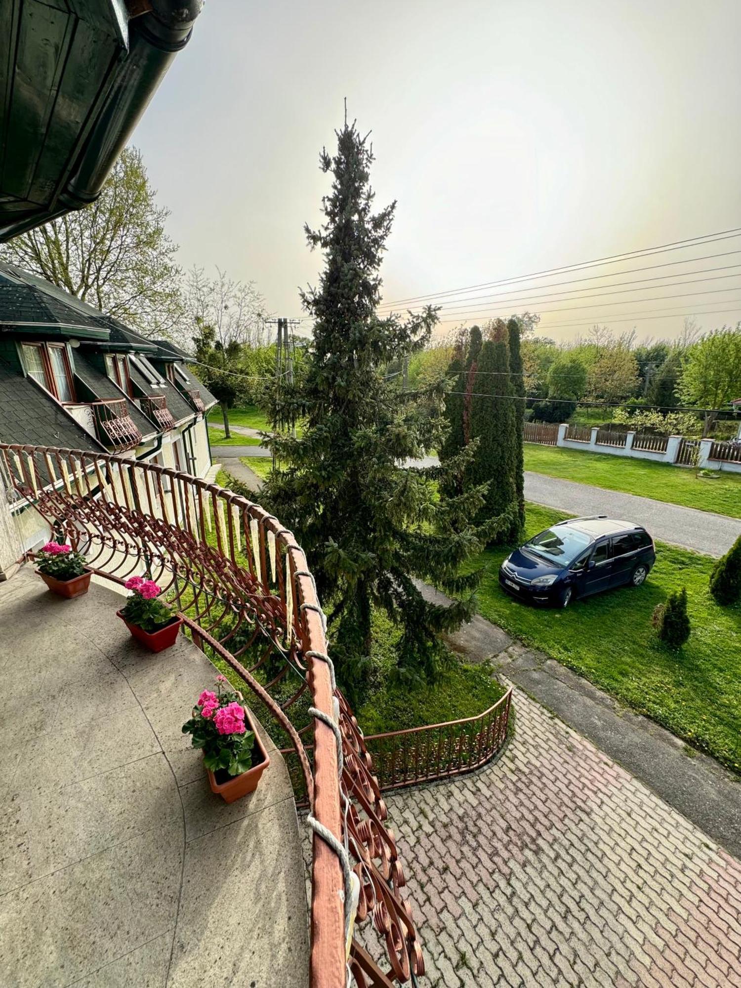 Eden Panzio Aparthotel Buk Exterior photo