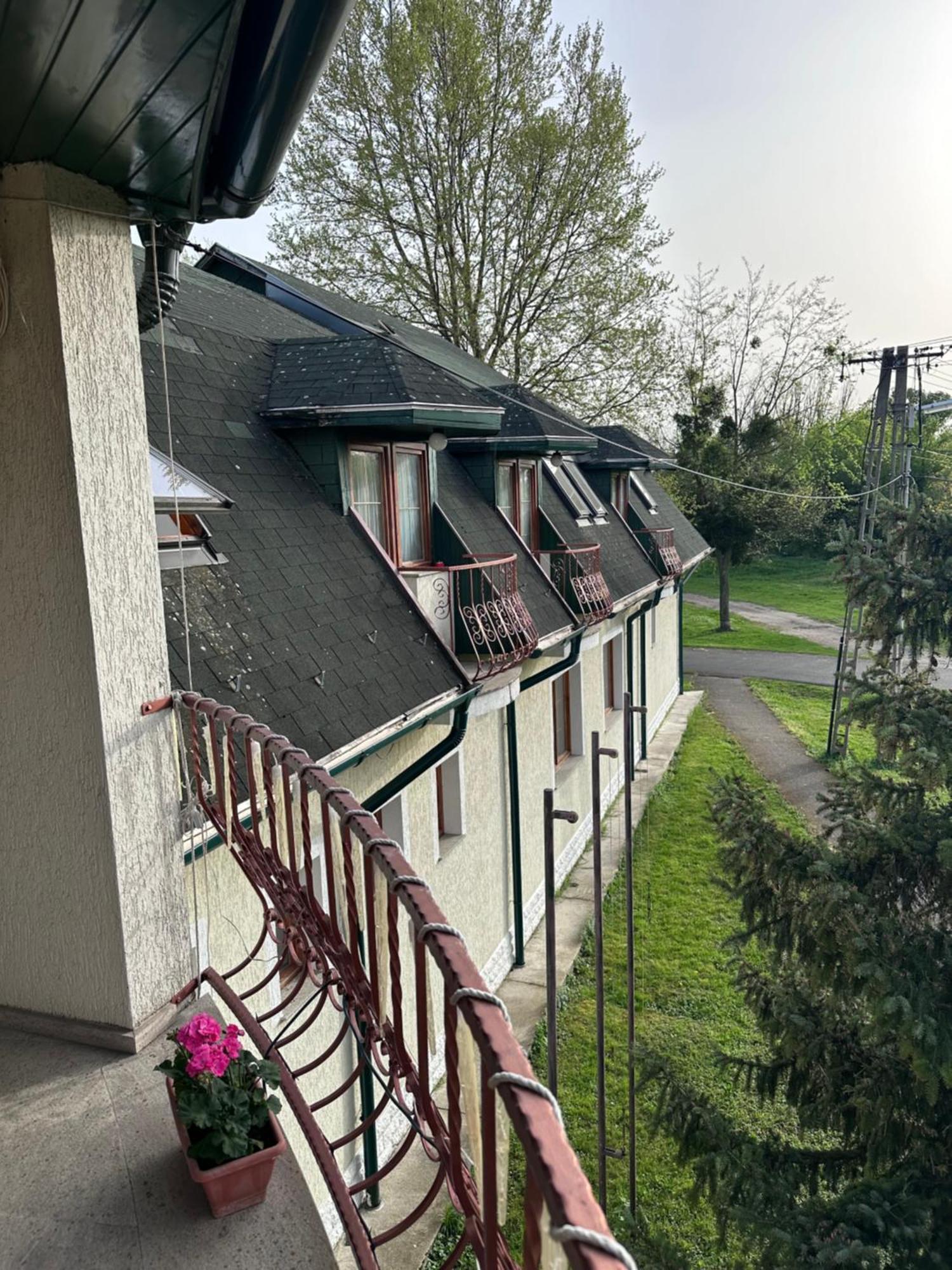 Eden Panzio Aparthotel Buk Exterior photo